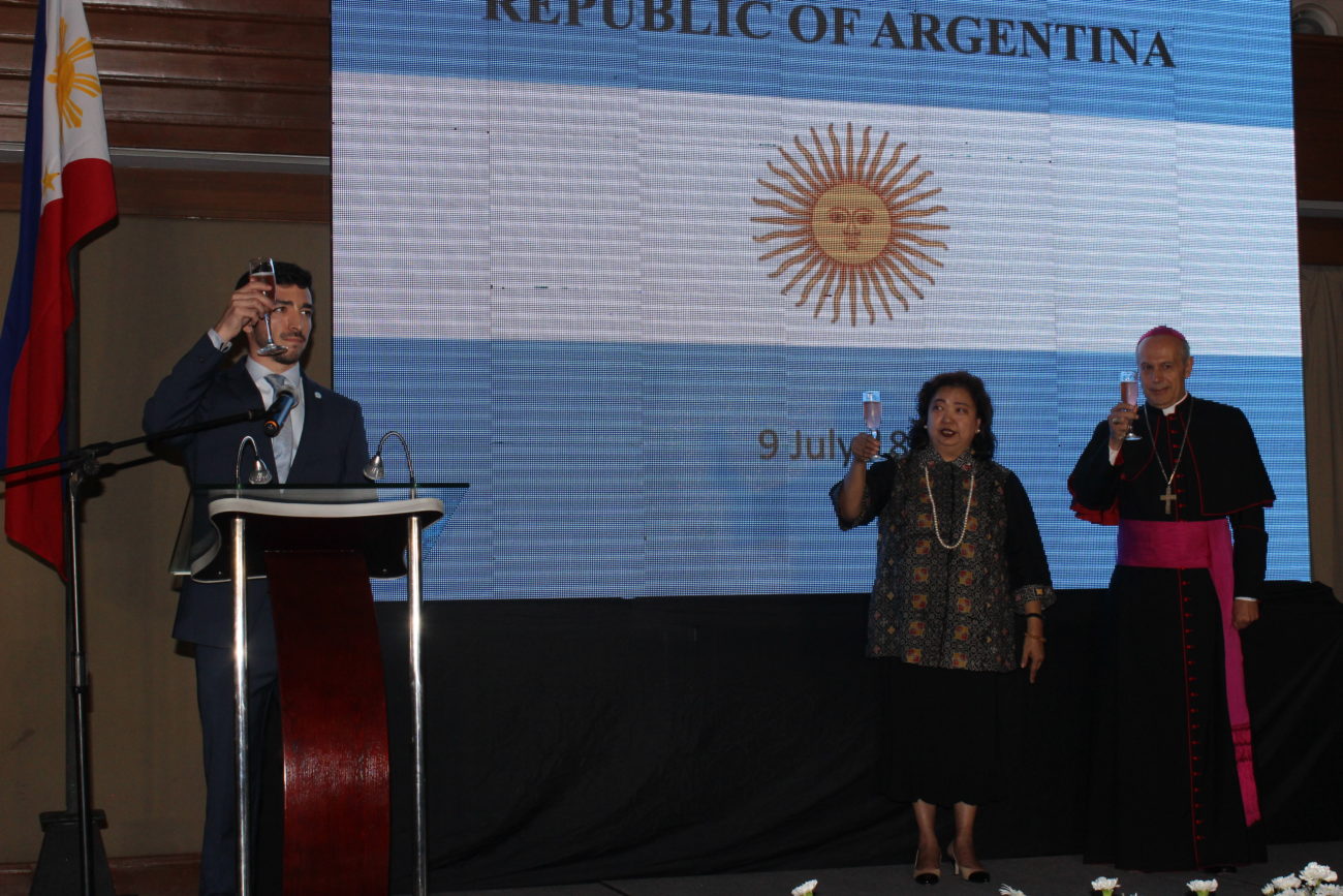 Argentine Charge d’affaires Facundo D. Herrera raises his glasses for Argentine’s 202nd year of independence